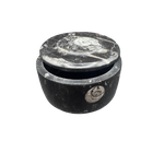 Schmuckdose aus Stein mit Fossil